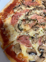 Tomis Pizzeria