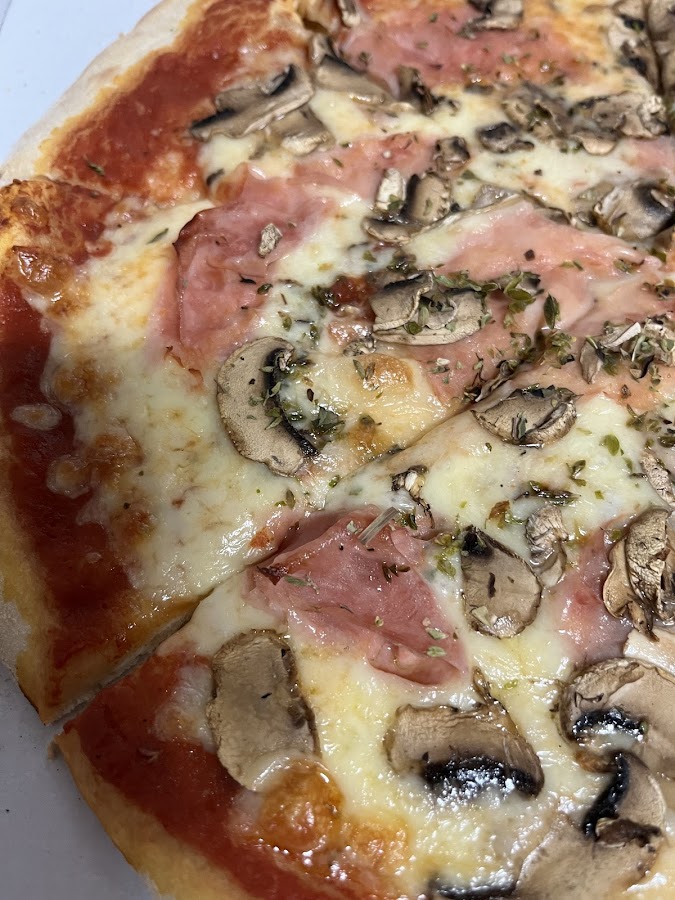 Tomis Pizzeria